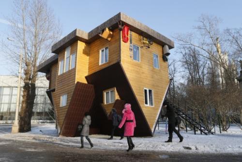 صور - غرائب وعجائب : بناء منزل مقلوب رأسا على عقب فى روسيا