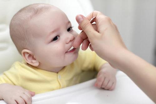 صور - كيفية العناية بالطفل الرضيع اثناء مراحل النمو