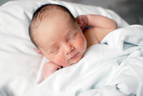 صور - مراحل نمو الطفل حديث الولادة في الشهر الاول والثاني من الولادة