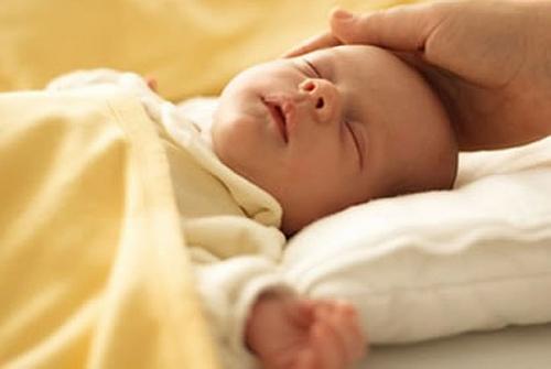 صور - مراحل تطور الطفل الرضيع خلال الشهر الاول