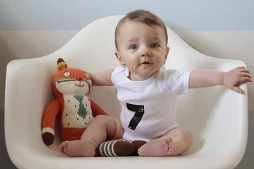 صور - مراحل تطور الطفل الرضيع في الشهر السابع