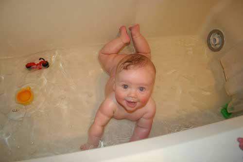 صور - كيفية استحمام الطفل الرضيع ؟