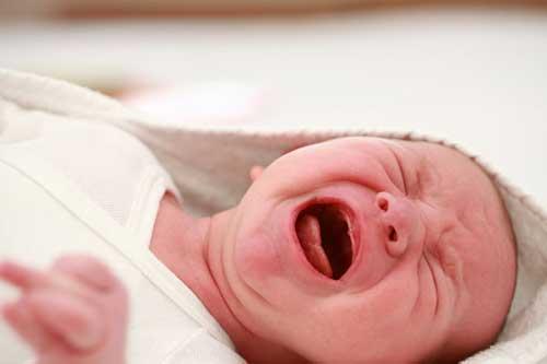 صور - مغص الاطفال الرضع وكيفية علاجه