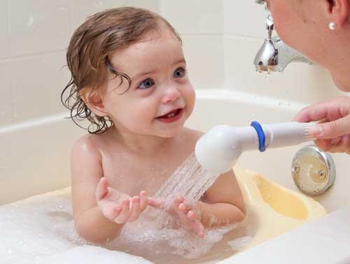 صور - نصائح في استحمام الطفل الرضيع