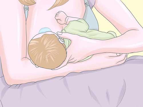 صور - طريقة الرضاعة الطبيعية الصحيحة