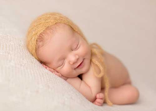 صور - اجمل ابتسامة طفل نائم يمكن ان تراها على الاطلاق