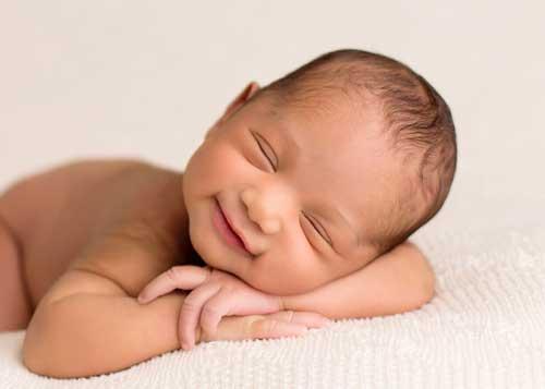 صور - اجمل ابتسامة طفل نائم يمكن ان تراها على الاطلاق