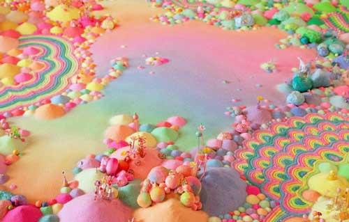 صور - فنان يستخدم الالاف من قطع الحلوي لصنع لوحات فنية ملونة جميلة