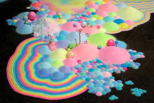 صور - فنان يستخدم الالاف من قطع الحلوي لصنع لوحات فنية ملونة جميلة