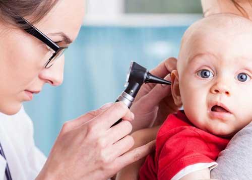 صور - ما هي اعراض واسباب التهابات الأذن عند الاطفال ؟