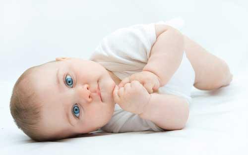 صور - من مراحل نمو الطفل الرضيع - التدحرج