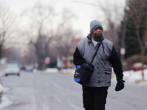 صور - عامل يسير كل يوم 21 كيلومتر على قدميه للذهاب الى عمله