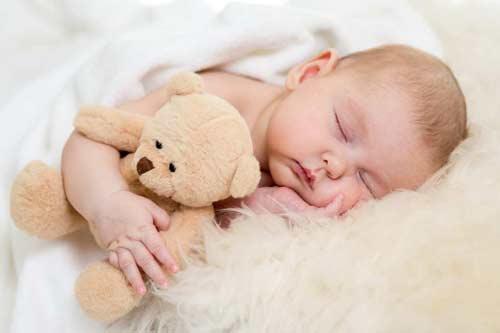 صور - نوم الطفل الرضيع من الولادة حتي 3 اشهر