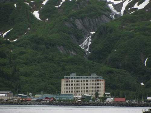 صور - غرائب العالم : مدينة يعيش سكانها بالكامل تحت سقف واحد في الاسكا
