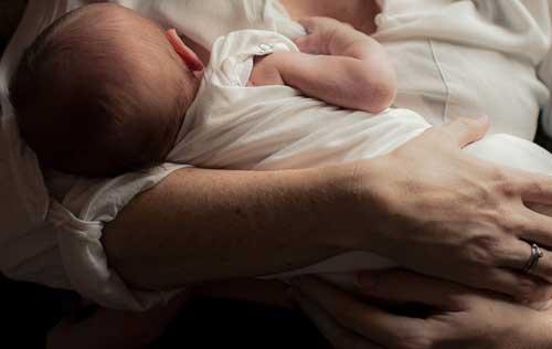 صور - هل الرضاعة الطبيعية سهلة ام تحتاج الى تدريب ؟
