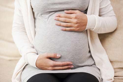 صور - علامات تثير القلق خلال الشهور الاولى من الحمل