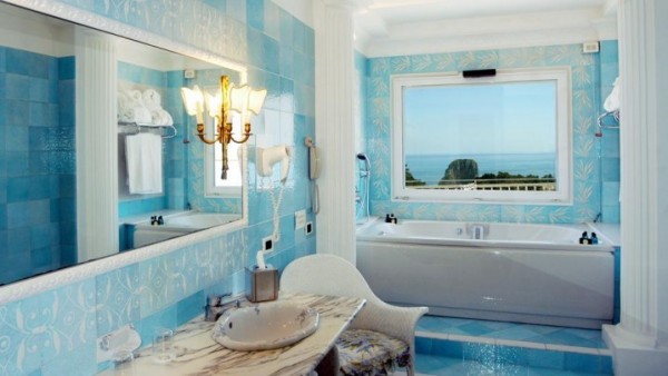 صور - اجمل اشكال سيراميك الحمامات باللون الازرق