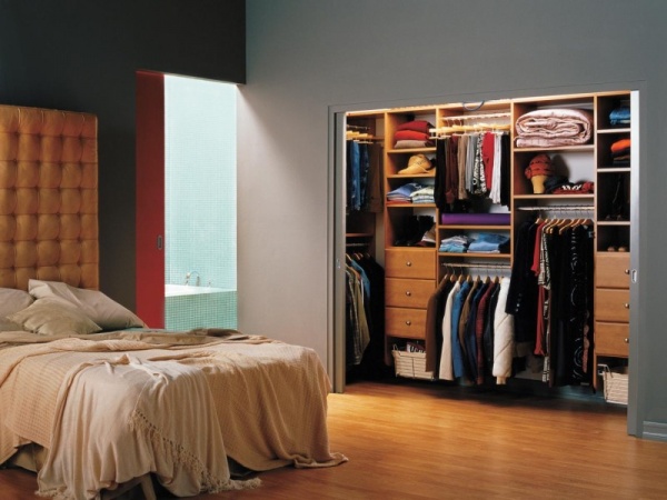 تخزين الملابس في غرف النوم الخشبية اللون