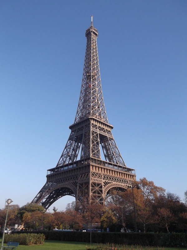 برج ايفل من اهم المعالم السياحية في باريس