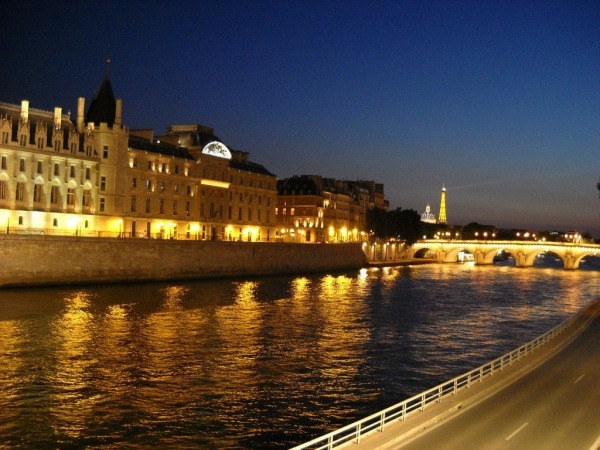 نهر السين من اهم المعالم السياحية في باريس