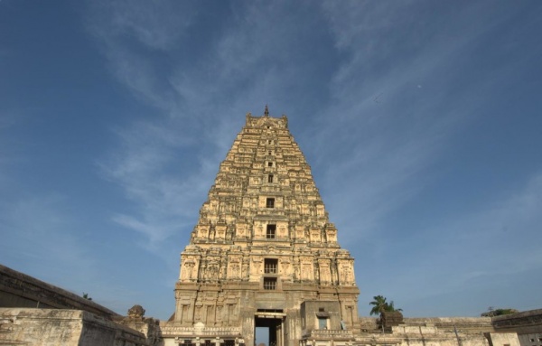 معبد فيروباكشا من افضل اماكن سياحية في الهند