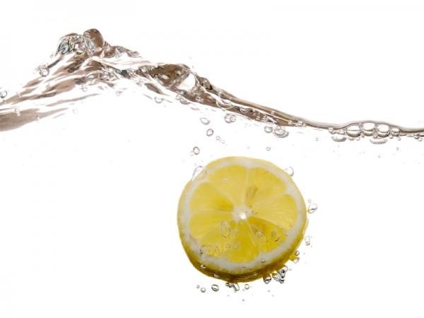 الليمون لعلاج الاظافر الصفراء